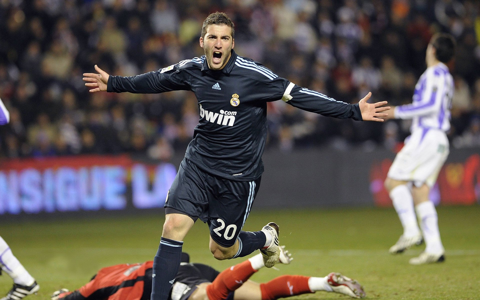 C罗亲吻国旗庆祝晋级决赛,c罗情侣