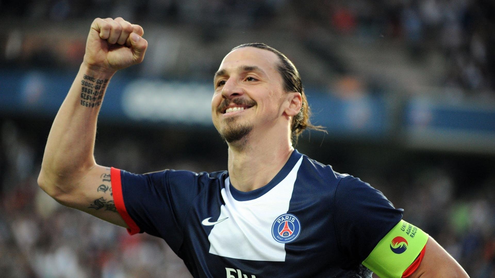 C罗亲吻国旗庆祝晋级决赛,c罗情侣