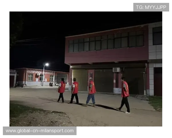 主办城市赛事期间志愿者夜间值守装备回收与维修流程，志愿者夜间巡逻照片