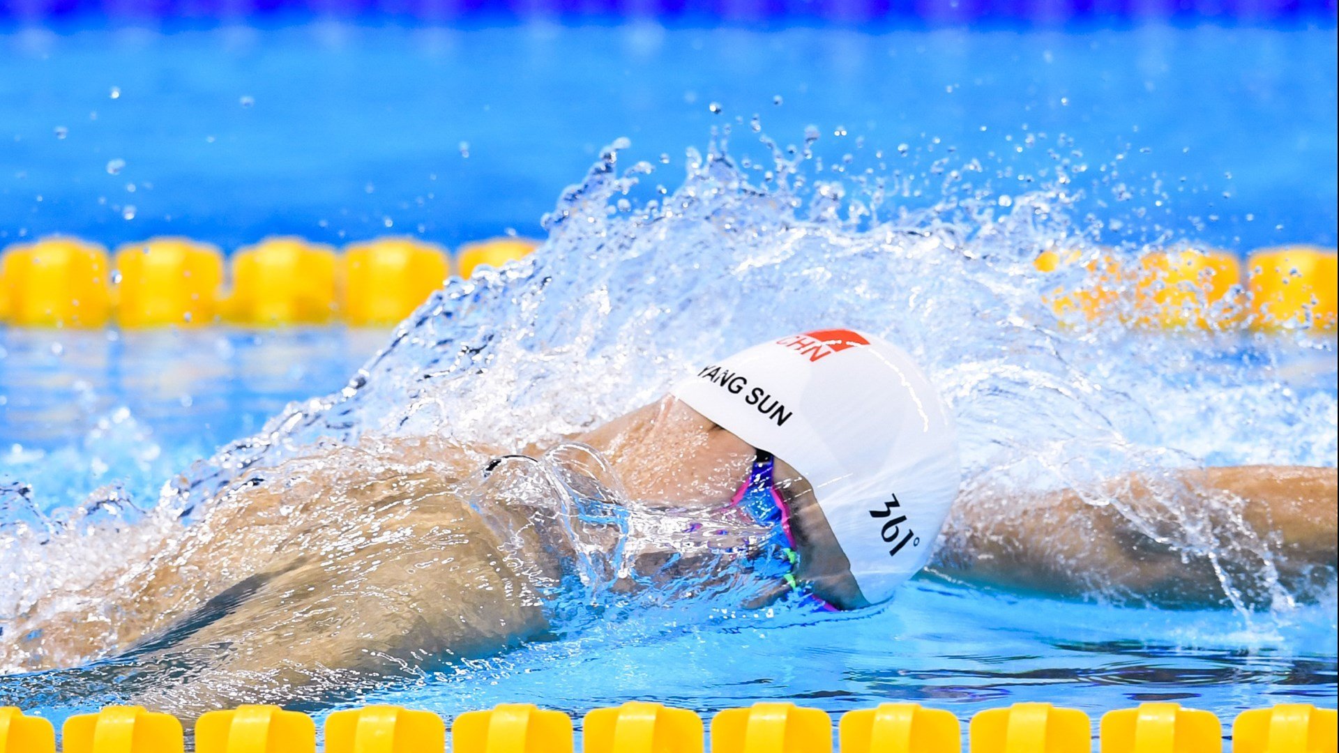 不惧强手 李冰洁游出自我节奏，不惧强敌敢较量这首歌的名是什么